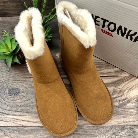 NIB Minnetonka Suede Faux Fur Shearling Trim Winter Boots Tan Suede 9M - Picture 3 of 12